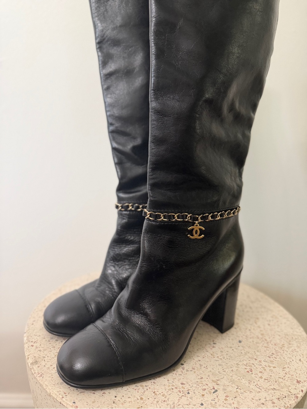 Chanel leather tall boots with a gold CC chain detail and block heel - Picture 3 of 10